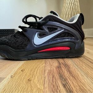 Nike KD basketball shoes. size 7 used only indoor a few times.Comes with box